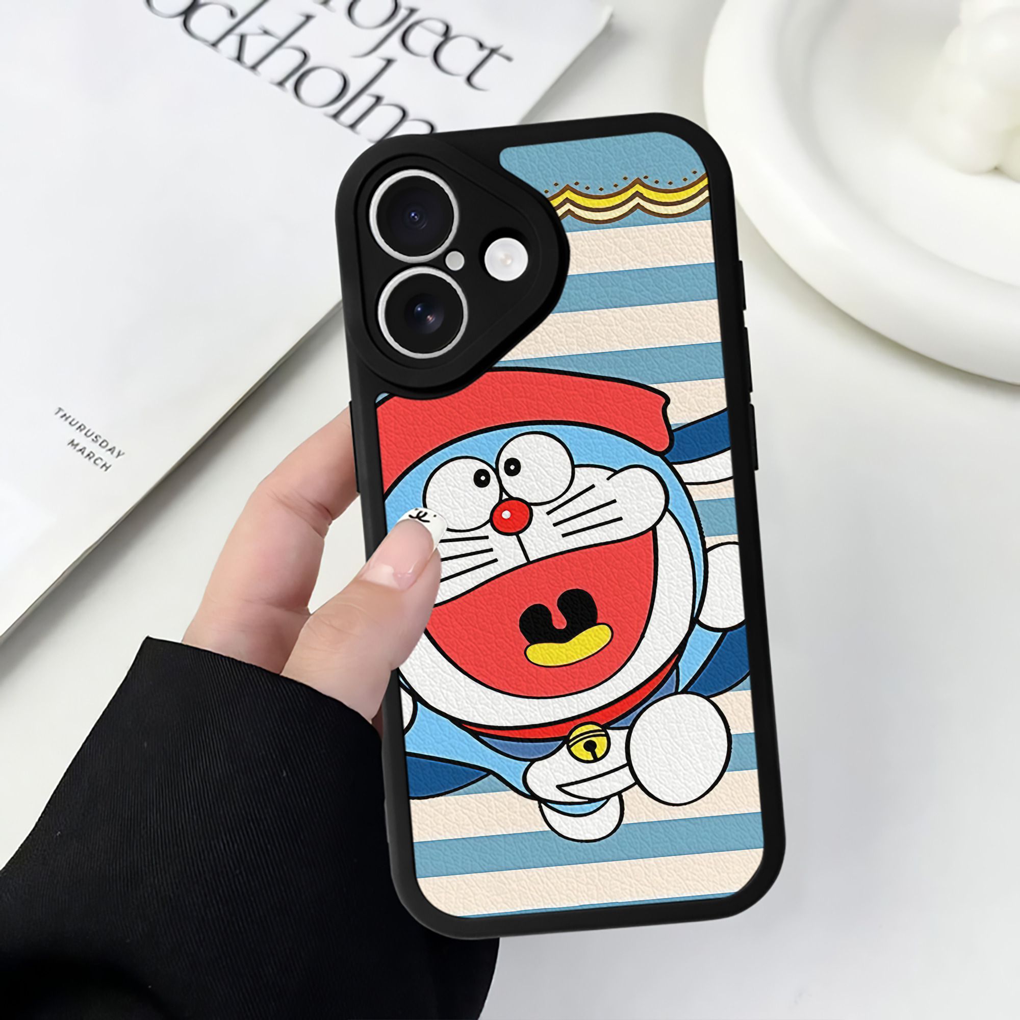 （画像用） ドラえもん Doraemon 【iPhone 16シリーズ対応】シリコンスマホケース（レザー調） 材質：シリコン